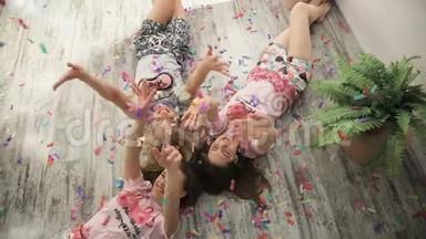 三个十几岁的女朋友躺在地板上的俯视图。 十几岁的时髦朋友<strong>吹吹</strong>风庆祝聚会